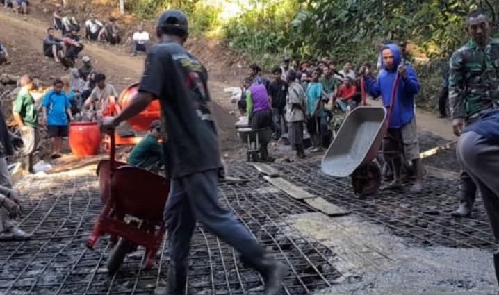 Gotong Royong TNI & Warga (Foto: TN)