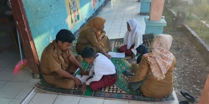 Membaca luar kelas (Foto: KL)