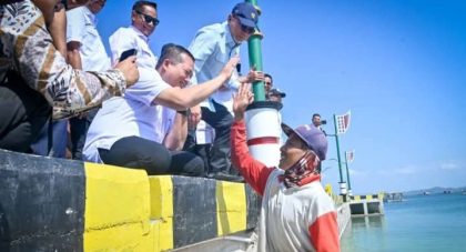 Gubernur NTB & Nelayan (Foto: MT)