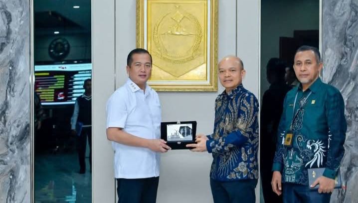 Kiri: Ikbal Gubernur NTB (Foto: IK)