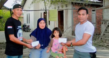 Relawan Mumbu Salurkan Donasi (Foto: MM)