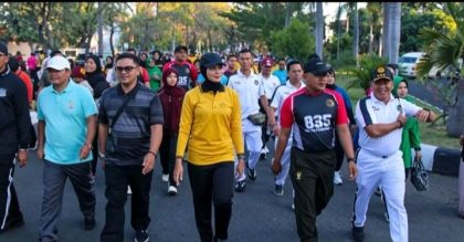 TNI & Polri Jalan Santai (Foto: TI)