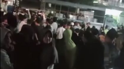 Kerumunan warga di jalan (Foto: AB)