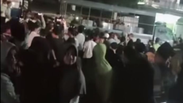 Kerumunan warga di jalan (Foto: AB)
