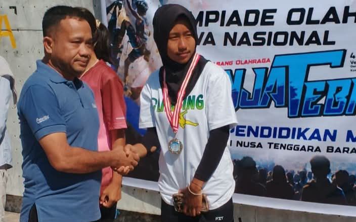 Tiwi Rosida Siswi SMAN 2 Woja (Foto: TR)