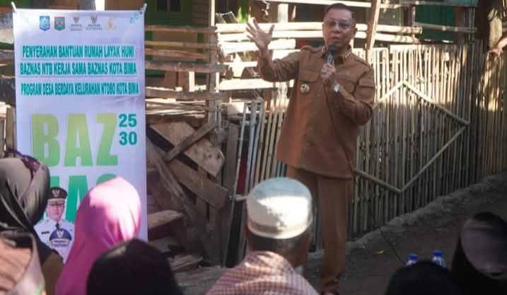 Walkot Bima Serahkan Bantuan (Foto: KT)