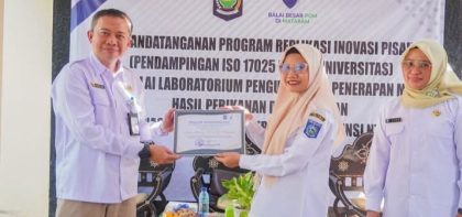 Penyerahan Akreditasi Laboratorium (Foto: MT)