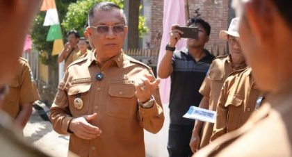 Wali Kota Bima Ditengah Warga (Foto: AJ)