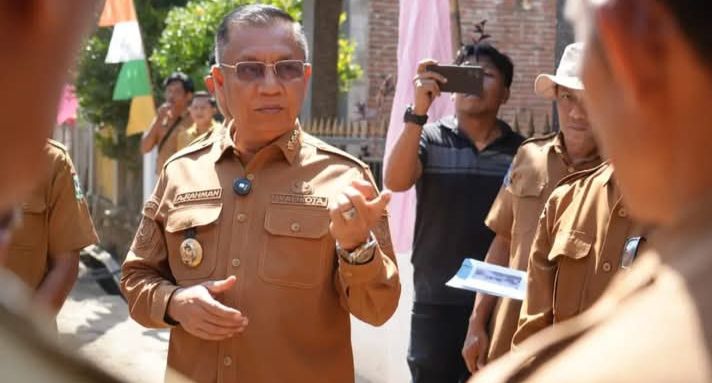 Wali Kota Bima Ditengah Warga (Foto: AJ)