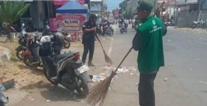 Petugas DLH Kota Bima (Foto: KB)