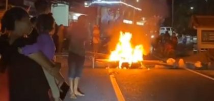 Dorotangga Blokir Jalan (Foto: BA)