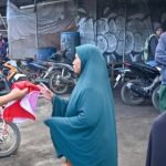 Gubernur NTB Bagikan Bendera (Foto: LT)