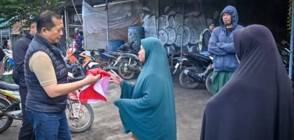 Gubernur NTB Bagikan Bendera (Foto: LT)