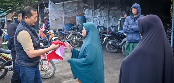 Gubernur NTB Bagikan Bendera (Foto: LT)