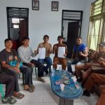 Massa Aksi & Kades Tambora (Foto: TR)