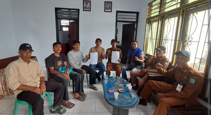 Massa Aksi & Kades Tambora (Foto: TR)