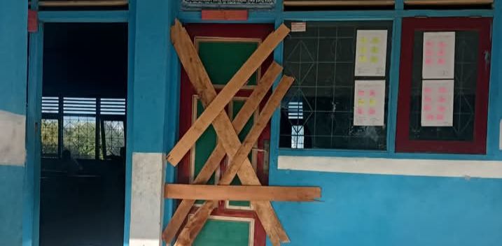 Ruang Kepsek SDN 2 Pekat Disegel (Foto: TR)