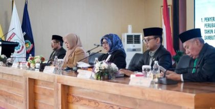 Penyerahkan R-KUA NTB (Foto: MT)