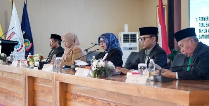 Penyerahkan R-KUA NTB (Foto: MT)