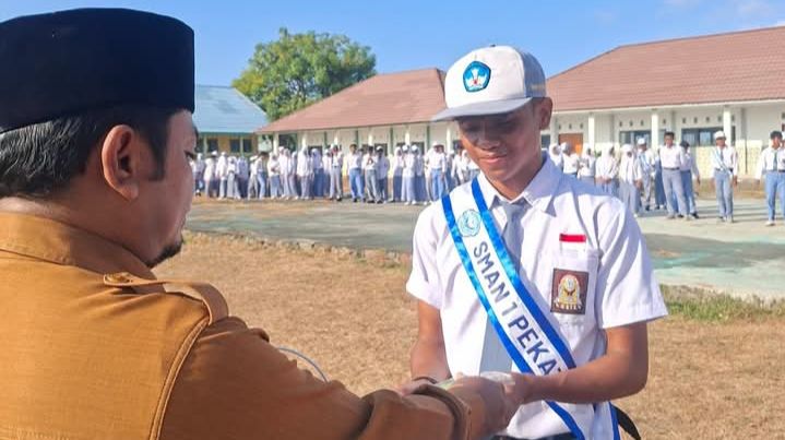 Pemberian Reward Siswa Oleh Kepsek (Foto: PK)