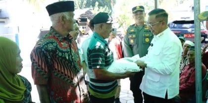 Wali Kota Bima Salurkan 7,2 ton Beras (Foto: KT)