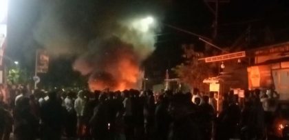 Warga Dorotangga Bakar Ban (Foto: Ab)