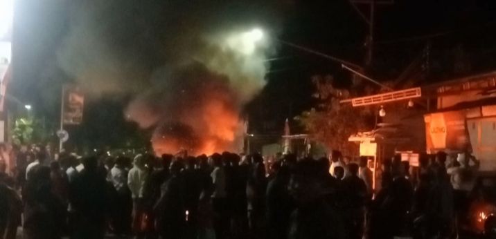 Warga Dorotangga Bakar Ban (Foto: Ab)