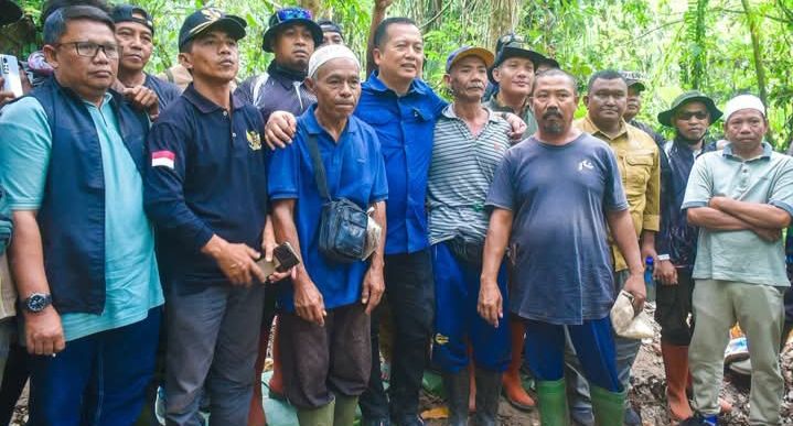 Gubernur NTB bersama warga Sesaot (Foto: LB)