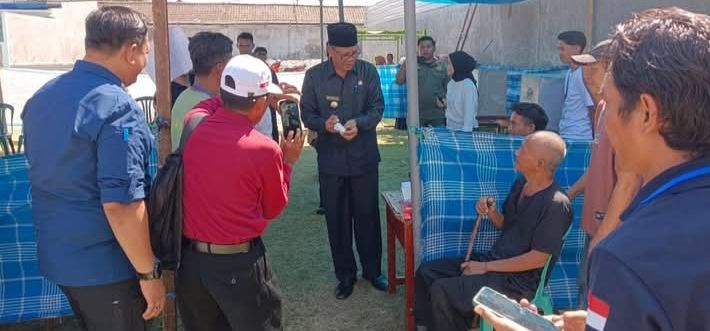 Bupati meninjau Pilkades (Foto: SB)