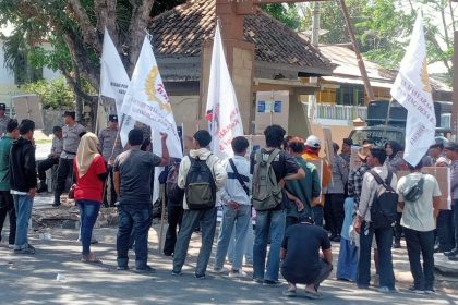 Pendemo depan Kantor DPRD Dompu