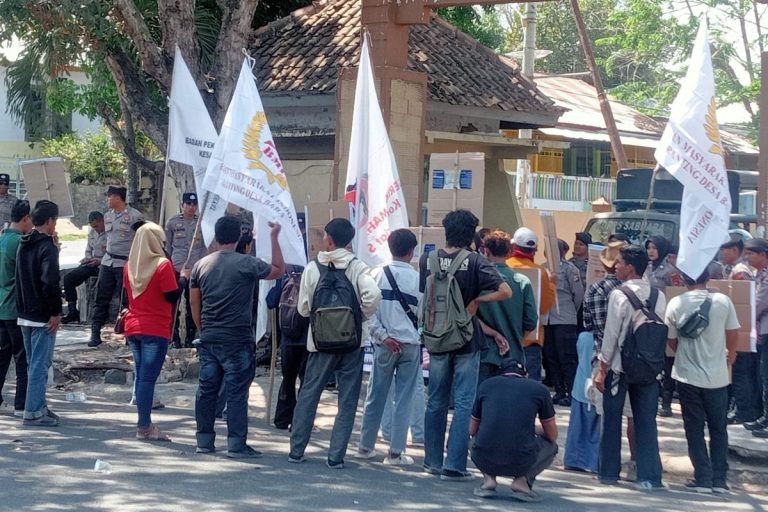 Pendemo depan Kantor DPRD Dompu