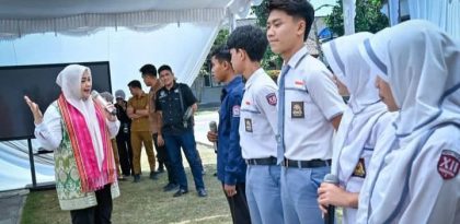 IDP berdialog dengan siswa (Foto: MT)