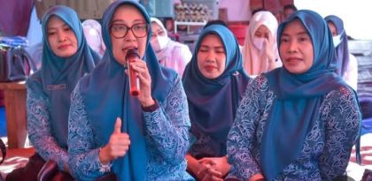 Sinta M. Iqbal dihadapan warga Sade (Foto: LT)