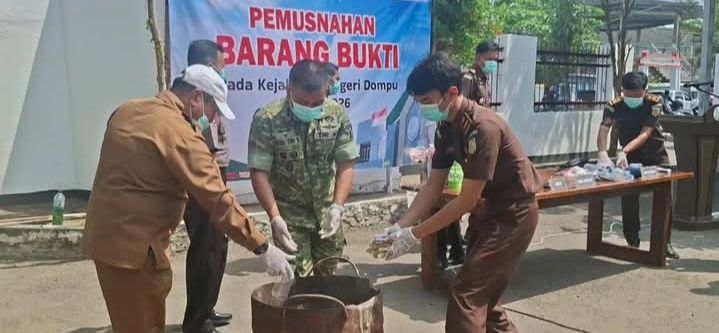 Pemusnahan BB Kejari Dompu (Foto: KJ)
