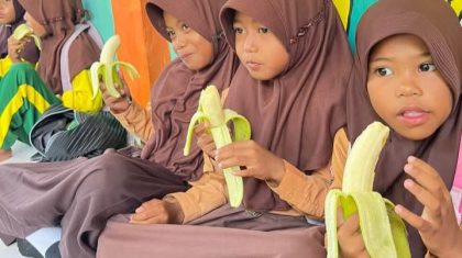 Makan pisang hasil kebun (Foto: KL)