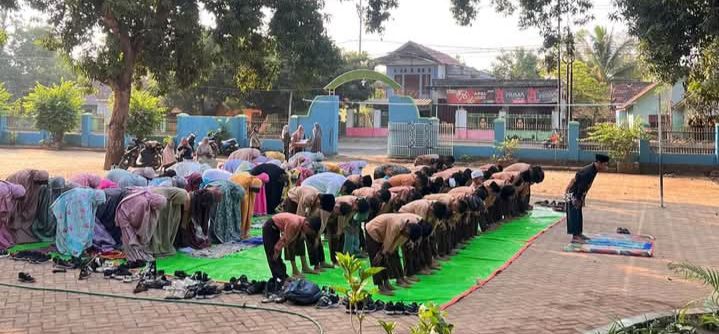 Sholat Dhuha berjamaah (Foto: LH)